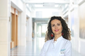 evde-dis-beyazlatmadan-kacinin-beyazlatma-islemi-guvenilir-kliniklerde-yapilmali.jpg