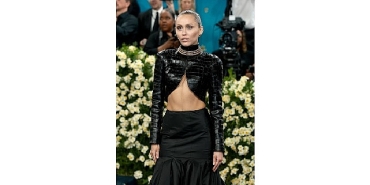 gigi-hadid-ve-miley-cyrus-met-galaya-maybelline-new-york-ile-hazirlandi.jpg