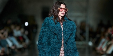 nesrin-cavadzade-emre-erdemoglunun-ilk-kadin-koleksiyonuyla-podyumda.jpg