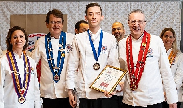movenpick-hotel-istanbul-marmara-seanin-genc-sefi-engin-ozcan-jeunes-chefs-rotisseurs-yarismasinda-gumus-madalya-ile-odullendirildi.jpg