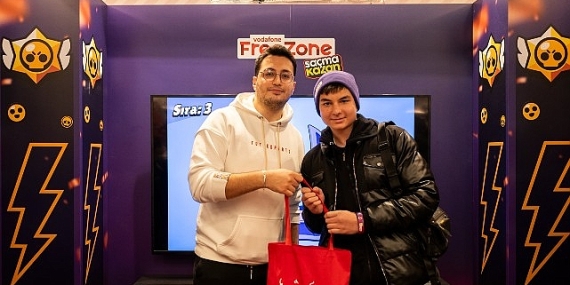 oyunseverler-vodafone-magazasinda-5g-farkiyla-brawl-stars-oynadi.jpg