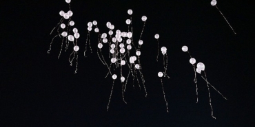 Gökyüzüne pembe balon bıraktılar